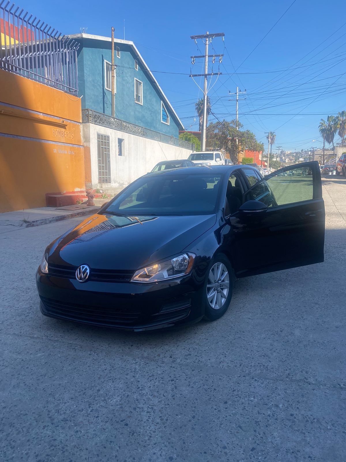 Used 2015 Volkswagen Golf S FWD image 2