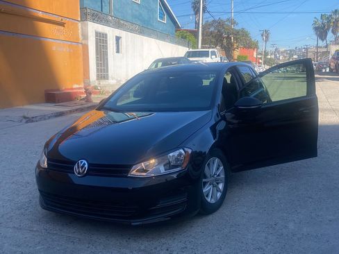 Used 2015 Volkswagen Golf S image 2