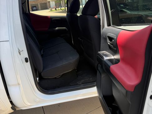 Used 2017 Toyota Tacoma SR5 w/ Tow Package RWD image 5