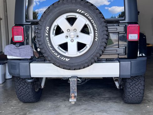 Used 2011 Jeep Wrangler Unlimited Sahara w/ Dual Top Group AWD/4WD image 9