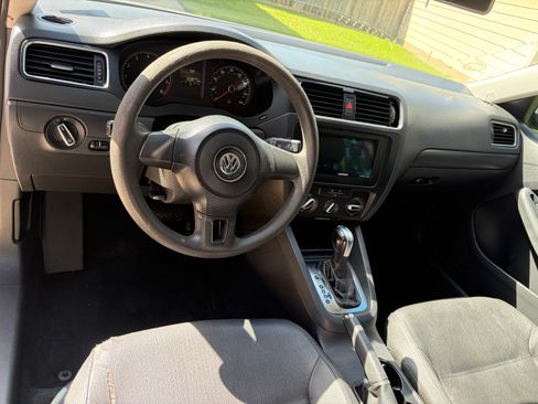 Used 2011 Volkswagen Jetta SE FWD image 6