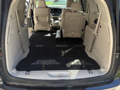 Used 2018 Chrysler Pacifica Touring-L image 8