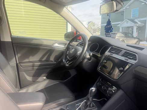 Used 2019 Volkswagen Tiguan SE w/ Panoramic Sunroof Package image 9