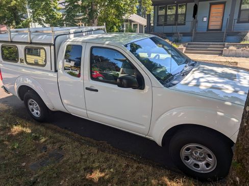 Used 2014 Nissan Frontier S image 2