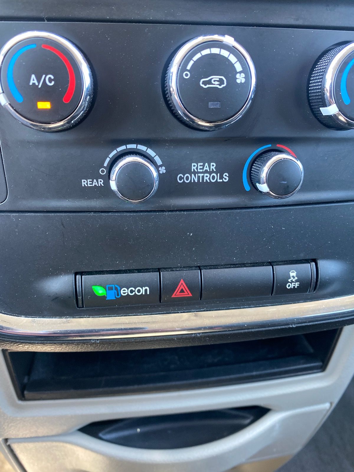 Used 2015 Dodge Grand Caravan SXT w/ UConnect Hands-Free Group FWD image 14