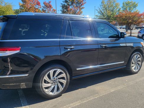 Used 2023 Lincoln Navigator Reserve image 2