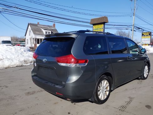 Used 2013 Toyota Sienna XLE image 5