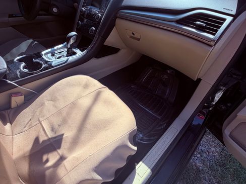 Used 2015 Ford Fusion SE FWD image 8