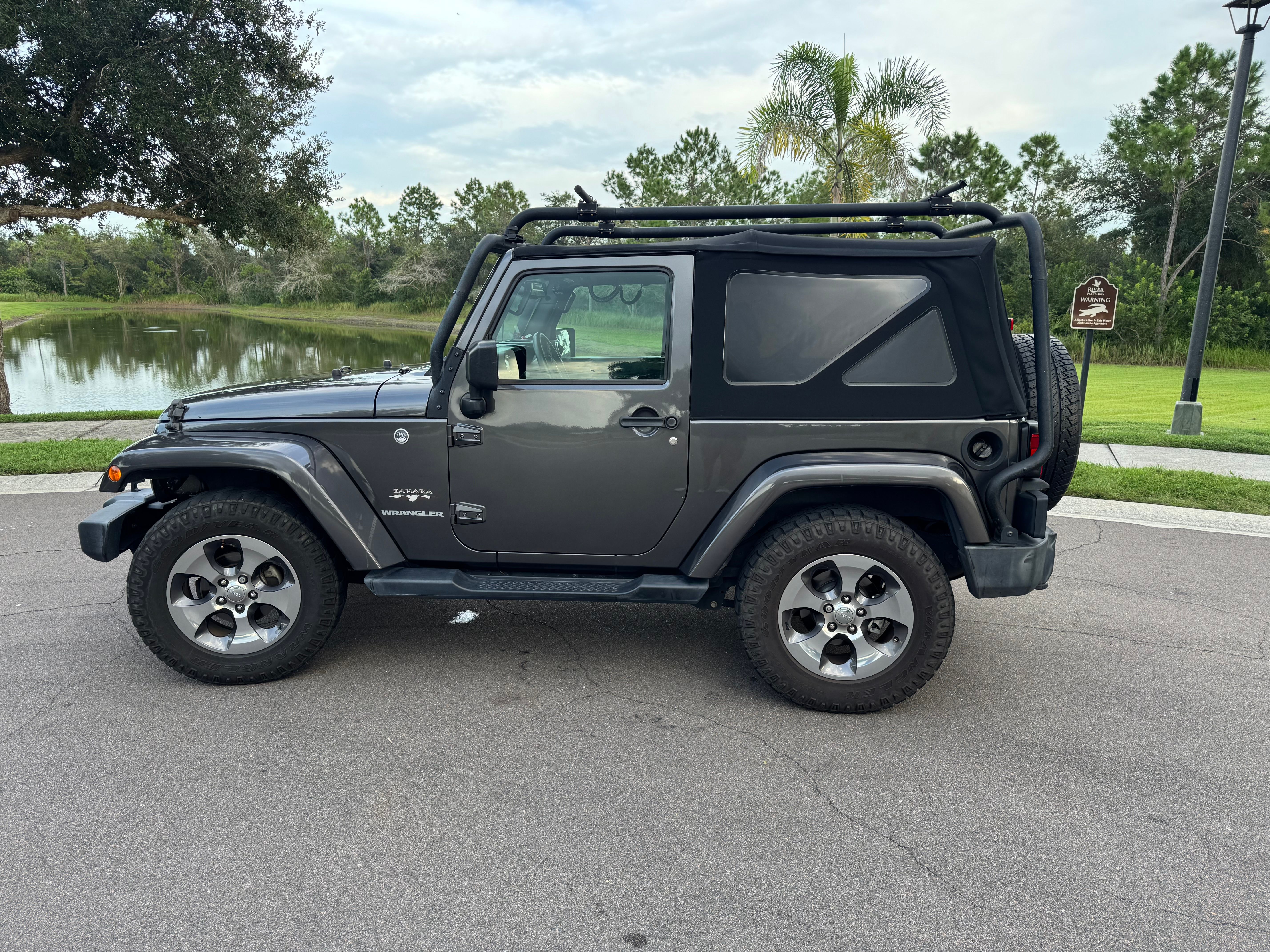 Used 2017 Jeep Wrangler Sahara w/ Connectivity Group AWD/4WD image 9