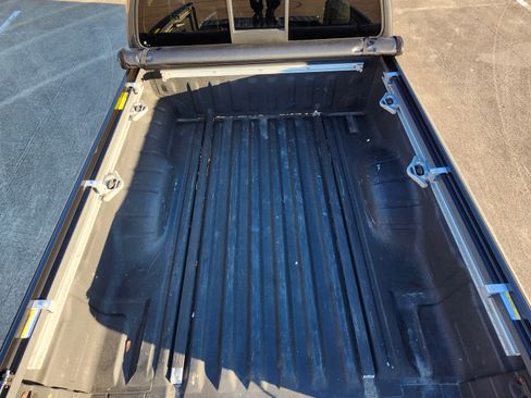 Used 2015 Nissan Frontier SV image 19