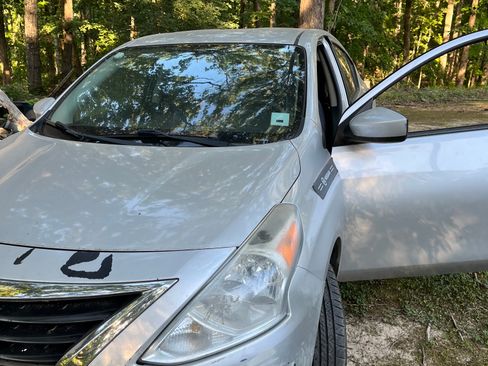Used 2015 Nissan Versa SV FWD image 14