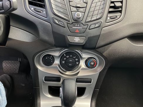 Used 2019 Ford Fiesta SE image 10