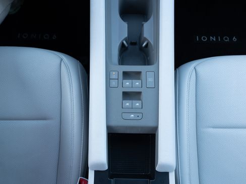 Used 2023 Hyundai Ioniq 6 Limited image 13