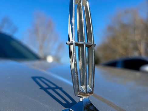 Used 2005 Lincoln Town Car Signature Limited image 20