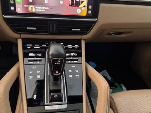 Used 2022 Porsche Cayenne Platinum Edition image 10