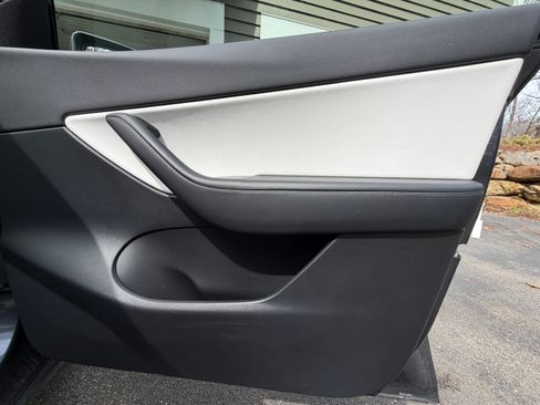 Used 2022 Tesla Model Y Performance image 29