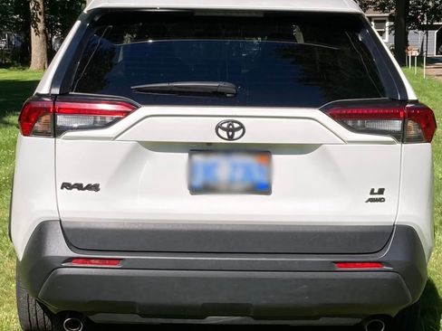 Used 2022 Toyota RAV4 LE AWD/4WD image 4