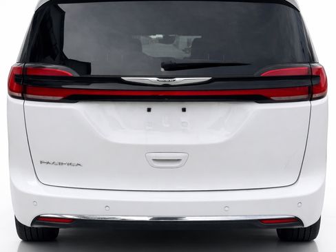 Used 2023 Chrysler Pacifica Touring-L image 6