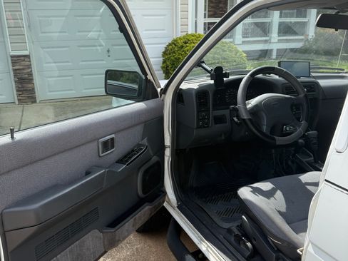 Used 1995 Nissan Pathfinder XE AWD/4WD image 9