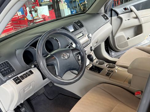 Used 2012 Toyota Highlander FWD image 10