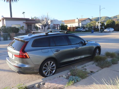 Used 2021 Volvo V60 T5 Momentum w/ Premium Package image 5