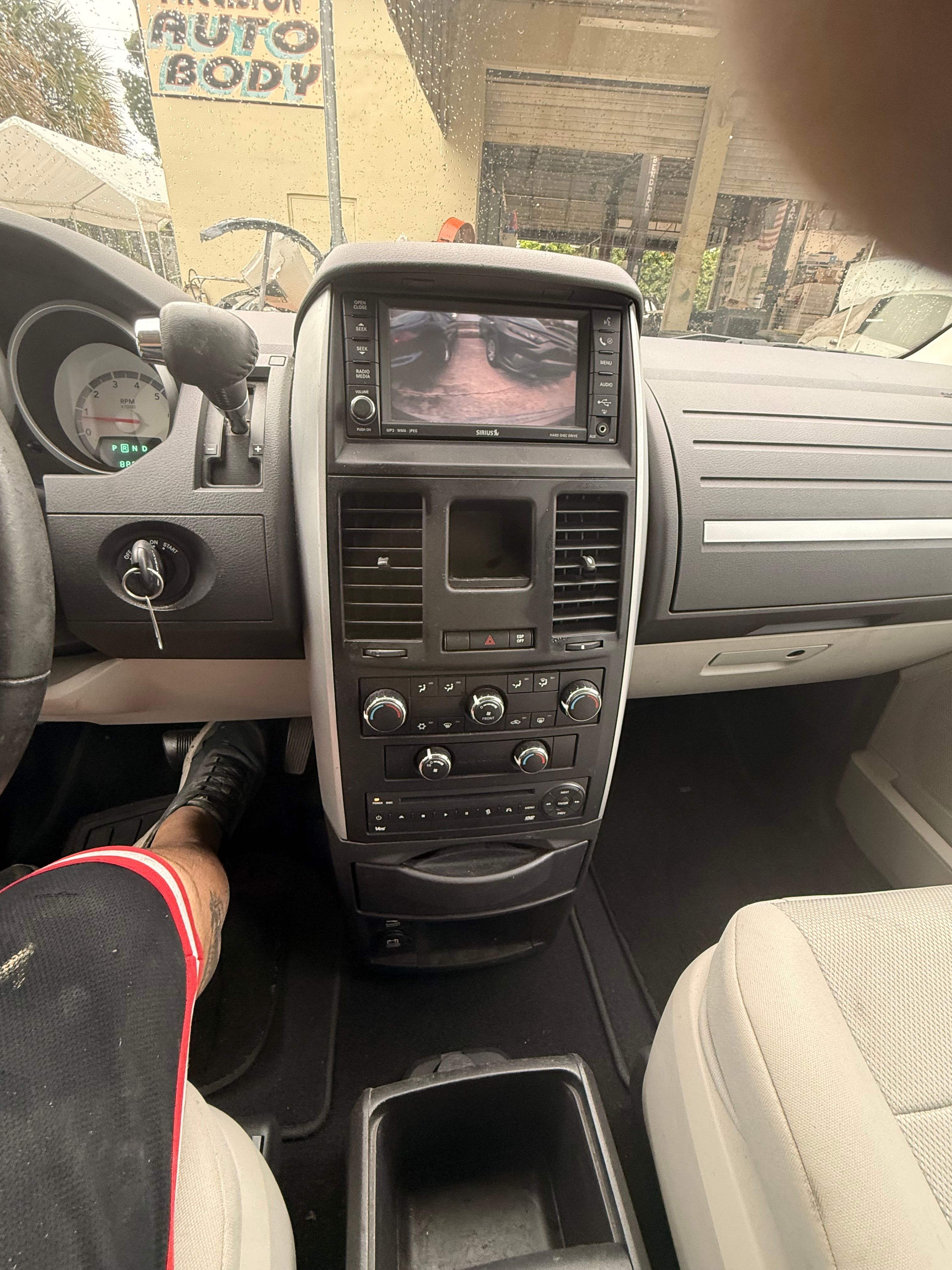 Used 2009 Dodge Grand Caravan SXT w/ Entertainment Group 2 FWD image 12