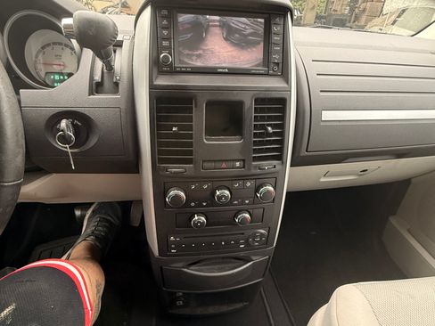 Used 2009 Dodge Grand Caravan SXT w/ Entertainment Group 2 FWD image 12