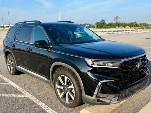 Used 2023 Honda Pilot Touring image 1