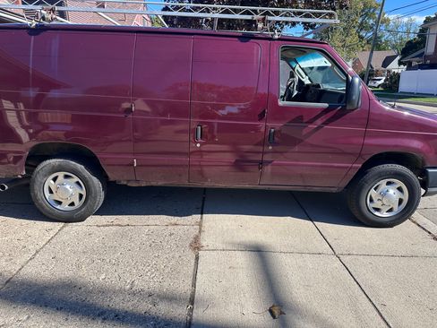 Used 2011 Ford E-250 and Econoline 250 w/ Commercial Cargo Van Pkg RWD image 5