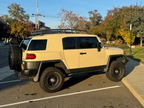 Used 2010 Toyota FJ Cruiser 4WD image 14