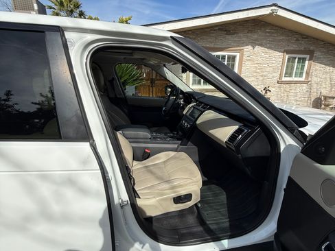 Used 2018 Land Rover Discovery SE image 12