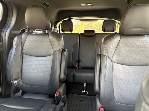 Used 2022 Toyota Sienna XLE Woodland Edition image 12