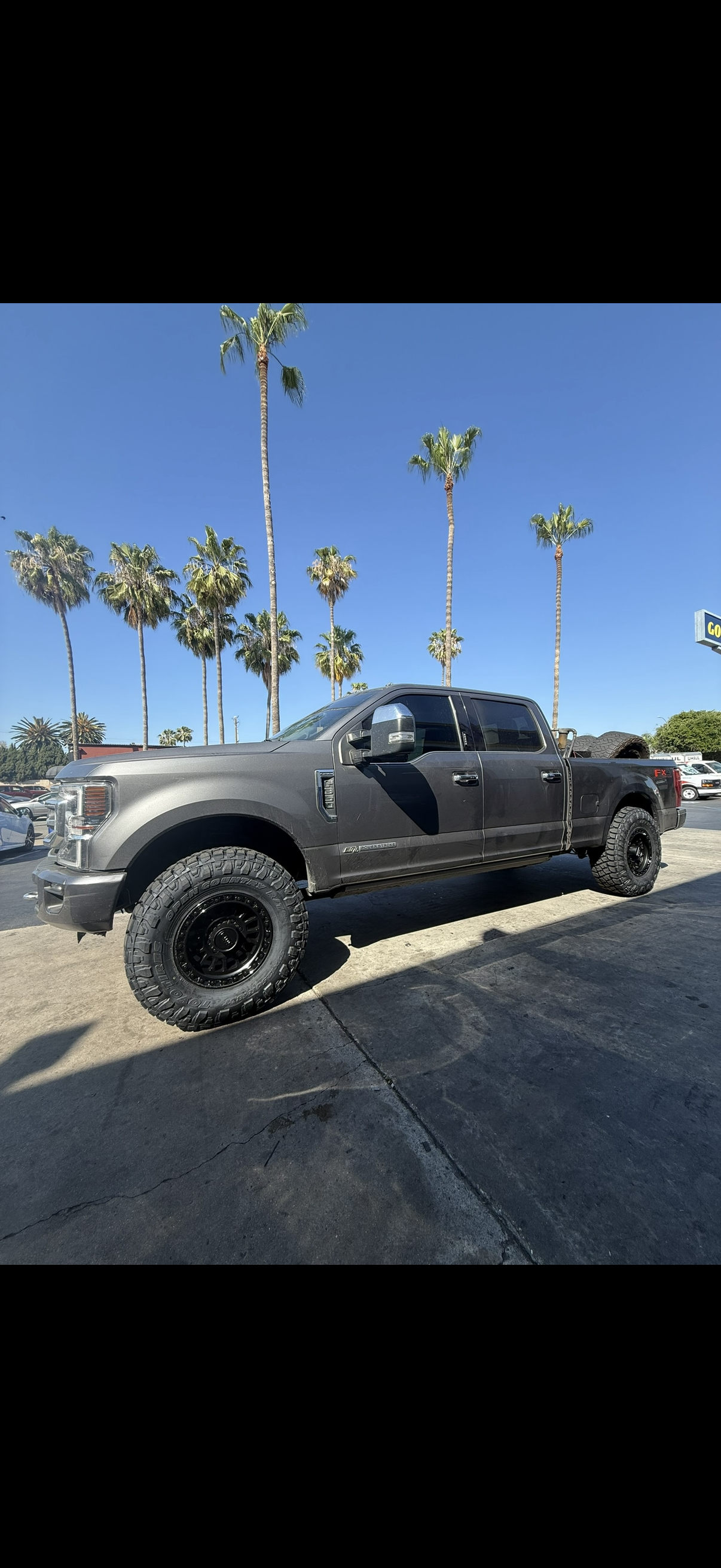 Used 2022 Ford F350 Platinum w/ FX4 Off-Road Package AWD/4WD image 1