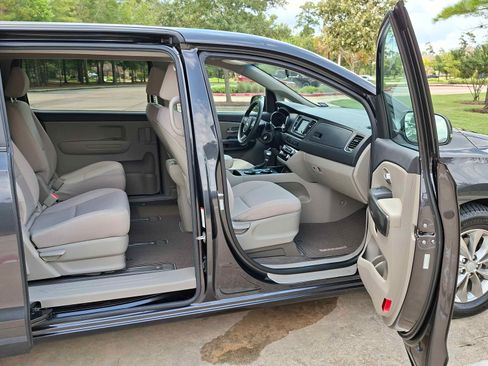 Used 2019 Kia Sedona LX image 9