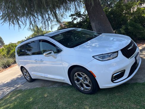 Used 2022 Chrysler Pacifica Limited FWD image 1