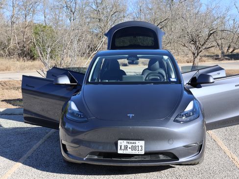 Used 2023 Tesla Model Y Long Range image 9