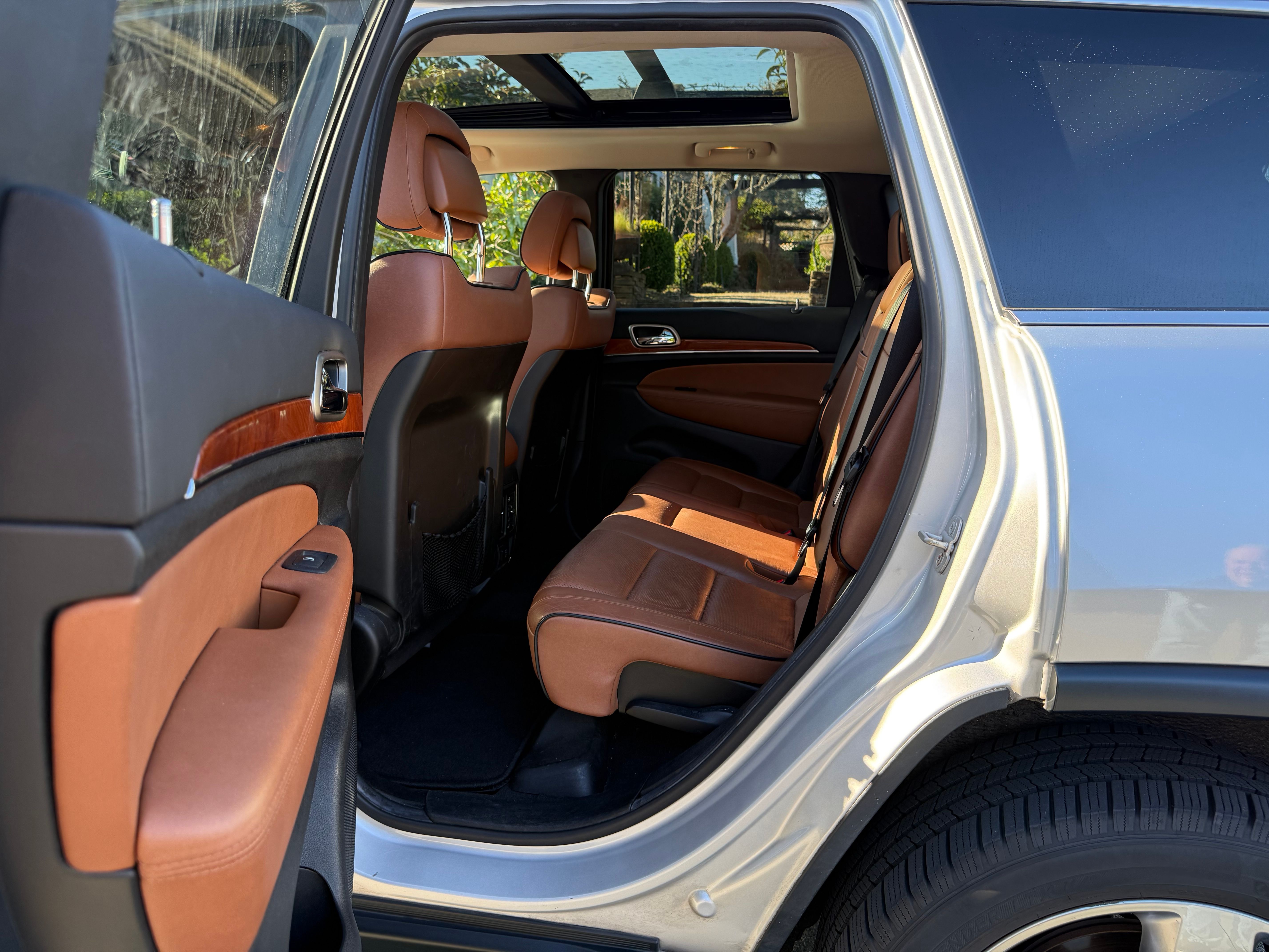 Used 2013 Jeep Grand Cherokee Overland AWD/4WD image 9