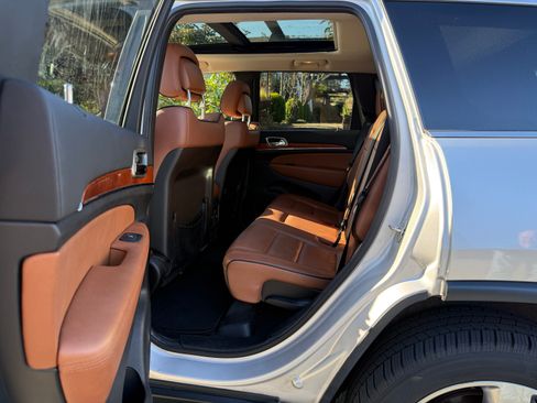 Used 2013 Jeep Grand Cherokee Overland image 9