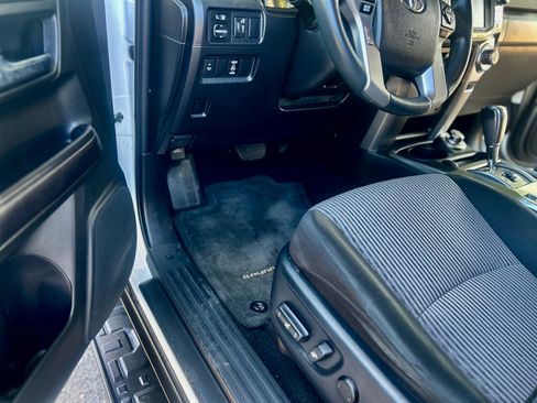 Used 2016 Toyota 4Runner SR5 AWD/4WD image 9