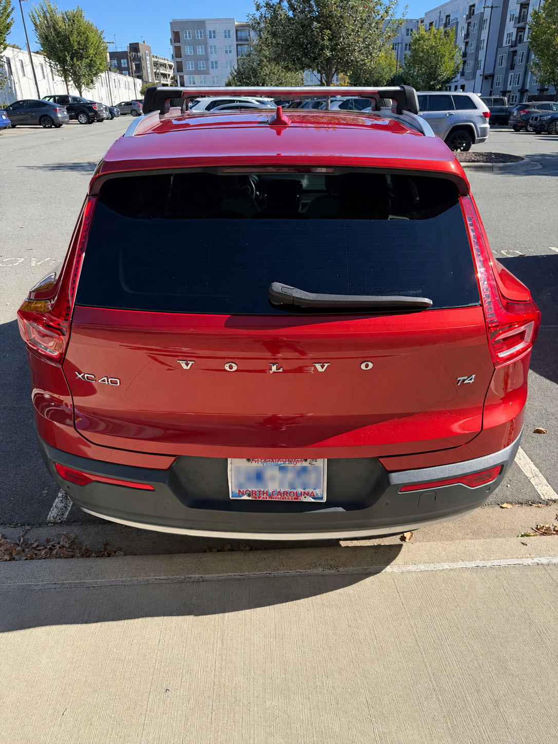 Used 2020 Volvo XC40 T4 Momentum FWD image 2