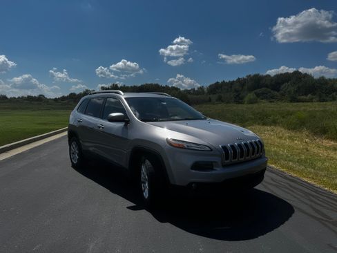 Used 2018 Jeep Cherokee Latitude Plus FWD image 2