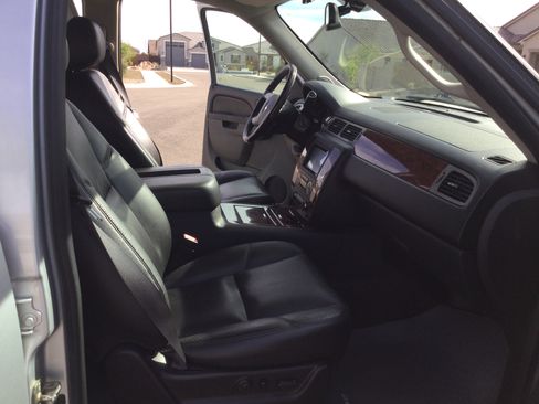 Used 2012 Chevrolet Suburban LTZ image 16