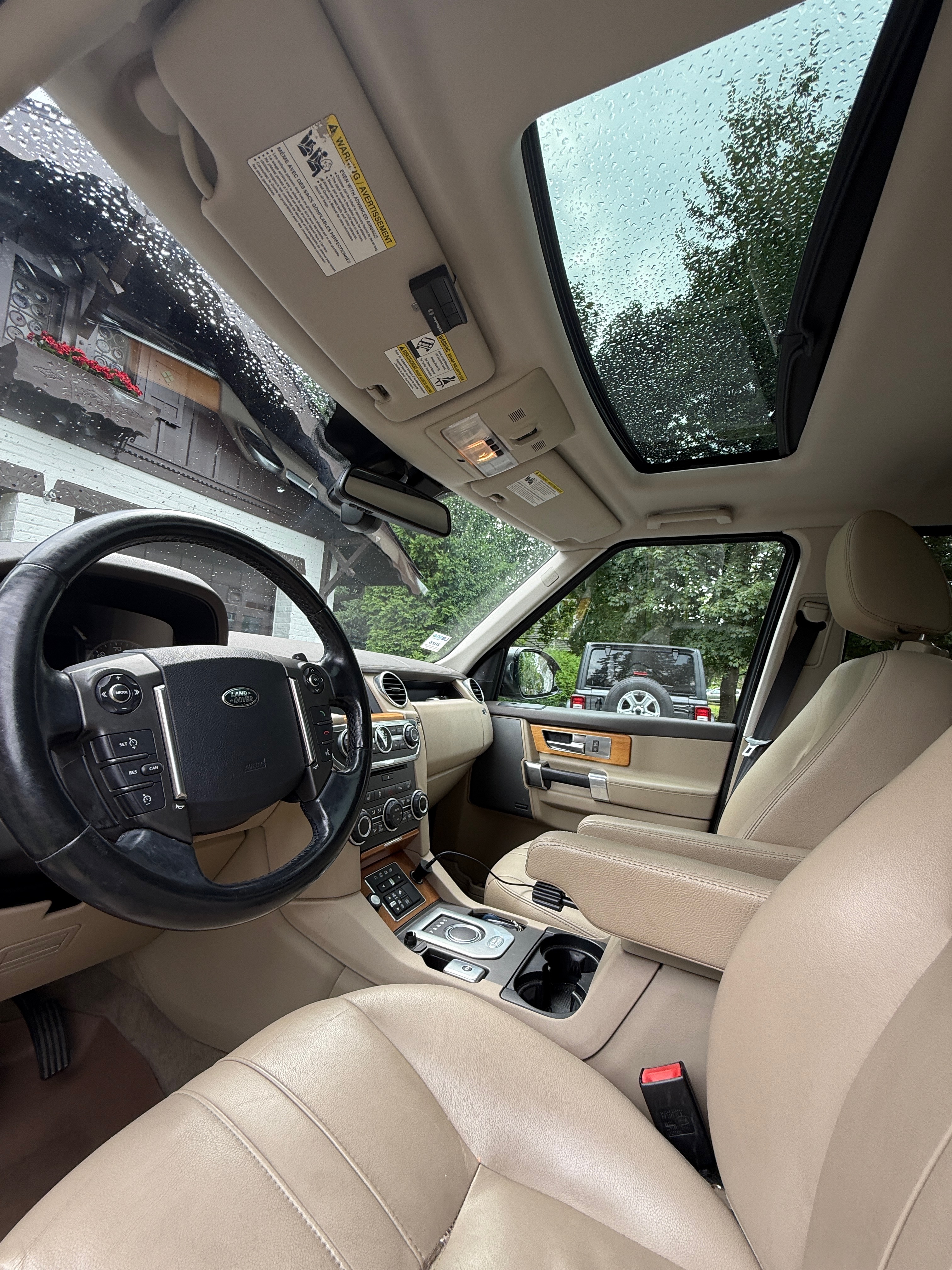 Used 2015 Land Rover LR4 HSE AWD/4WD image 23