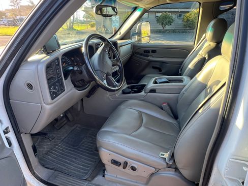 Used 2006 Chevrolet Silverado 2500 LT w/ Heavy-Duty Power Package image 15