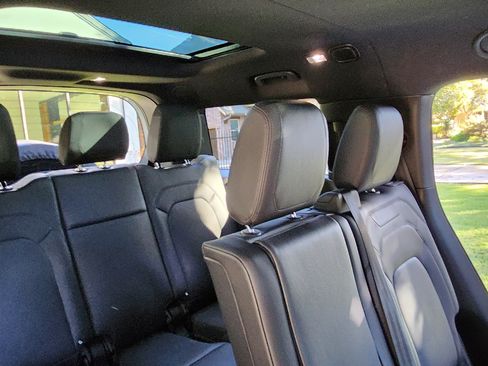 Used 2023 Land Rover Defender 130 SE image 18