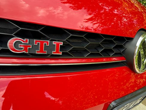 Used 2017 Volkswagen GTI SE image 9