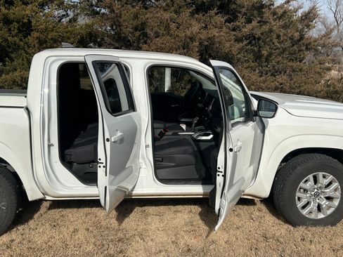 Used 2023 Nissan Frontier SV image 15