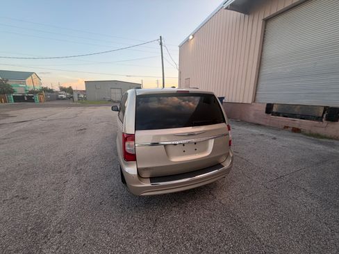 Used 2014 Chrysler Town & Country Touring FWD image 12