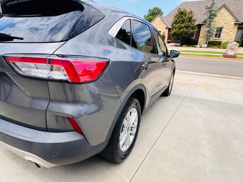 Used 2021 Ford Escape SE FWD image 2