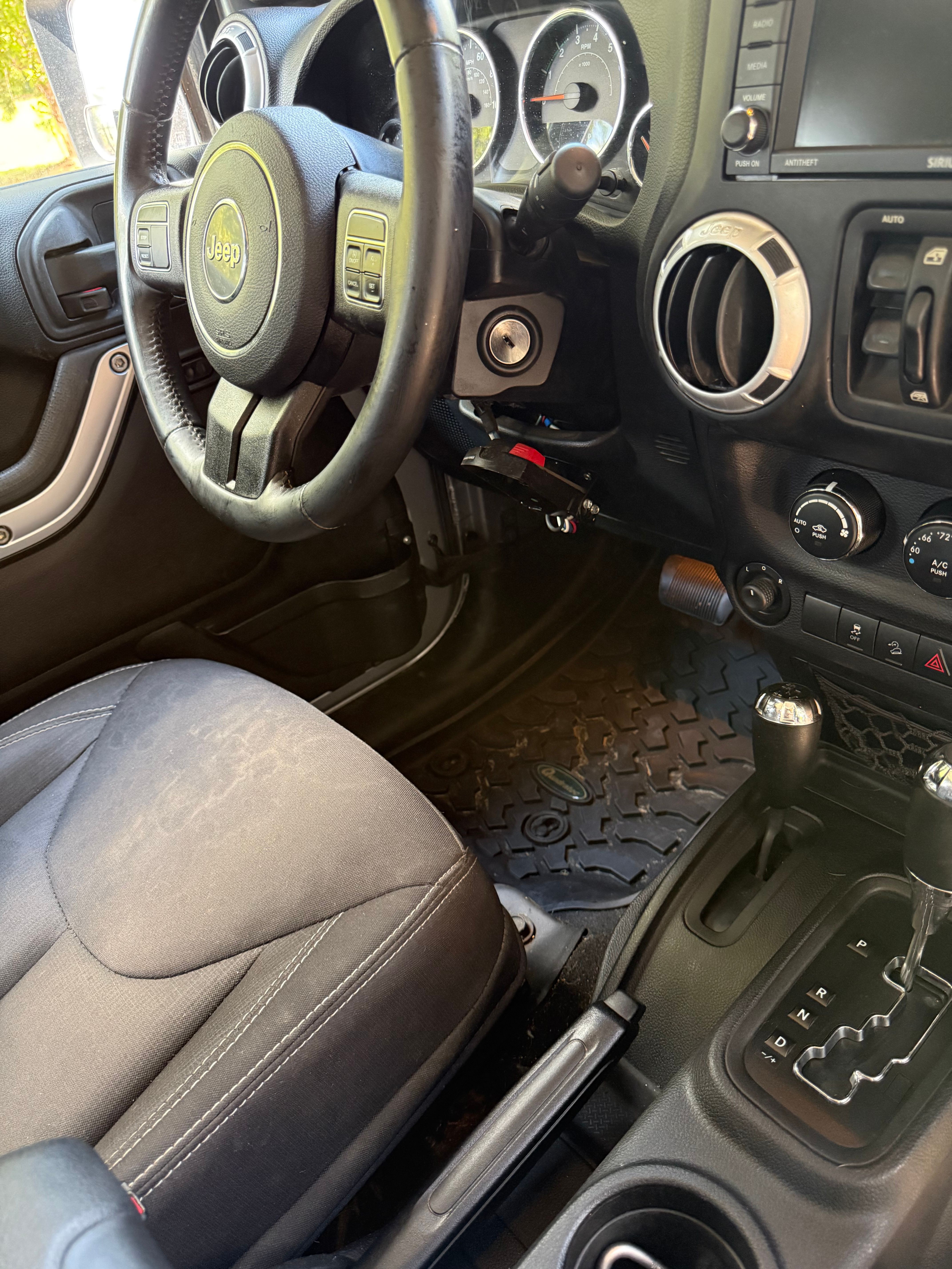 Used 2014 Jeep Wrangler Unlimited Rubicon w/ Max Tow Package AWD/4WD image 8
